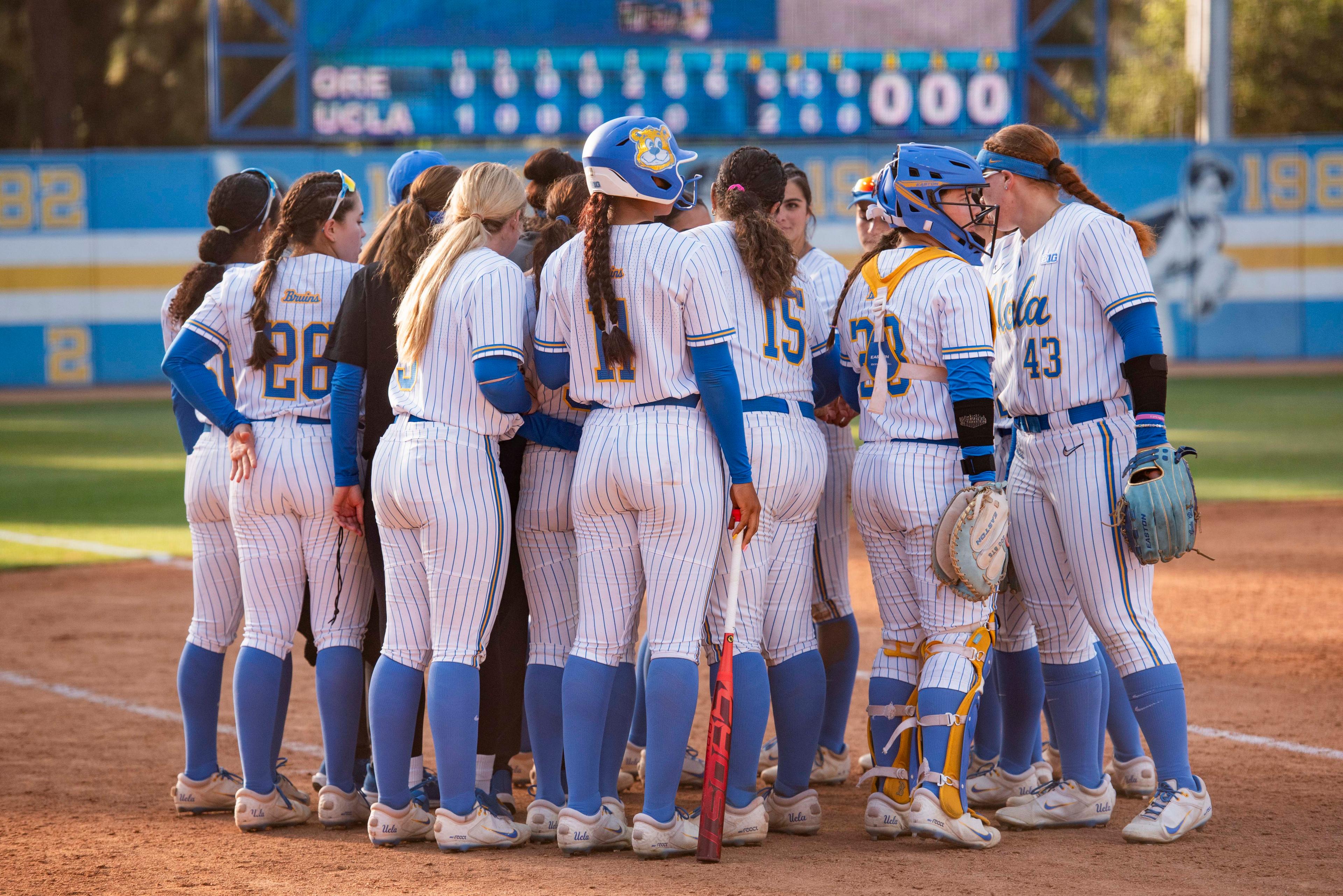 UCLA softball falls to Oregon 8-2 in 1st game of series
