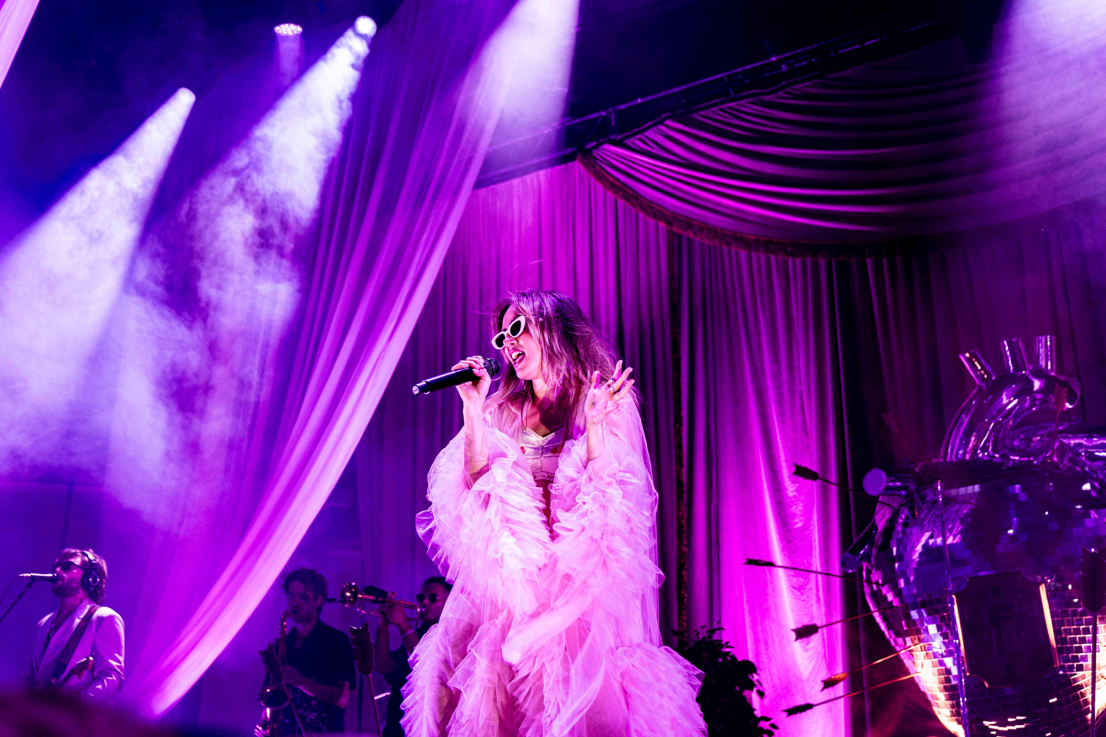 Concert review: Suki Waterhouse’s cheeky ‘Loveland Tour’ enchants the Hollywood Forever Cemetery
