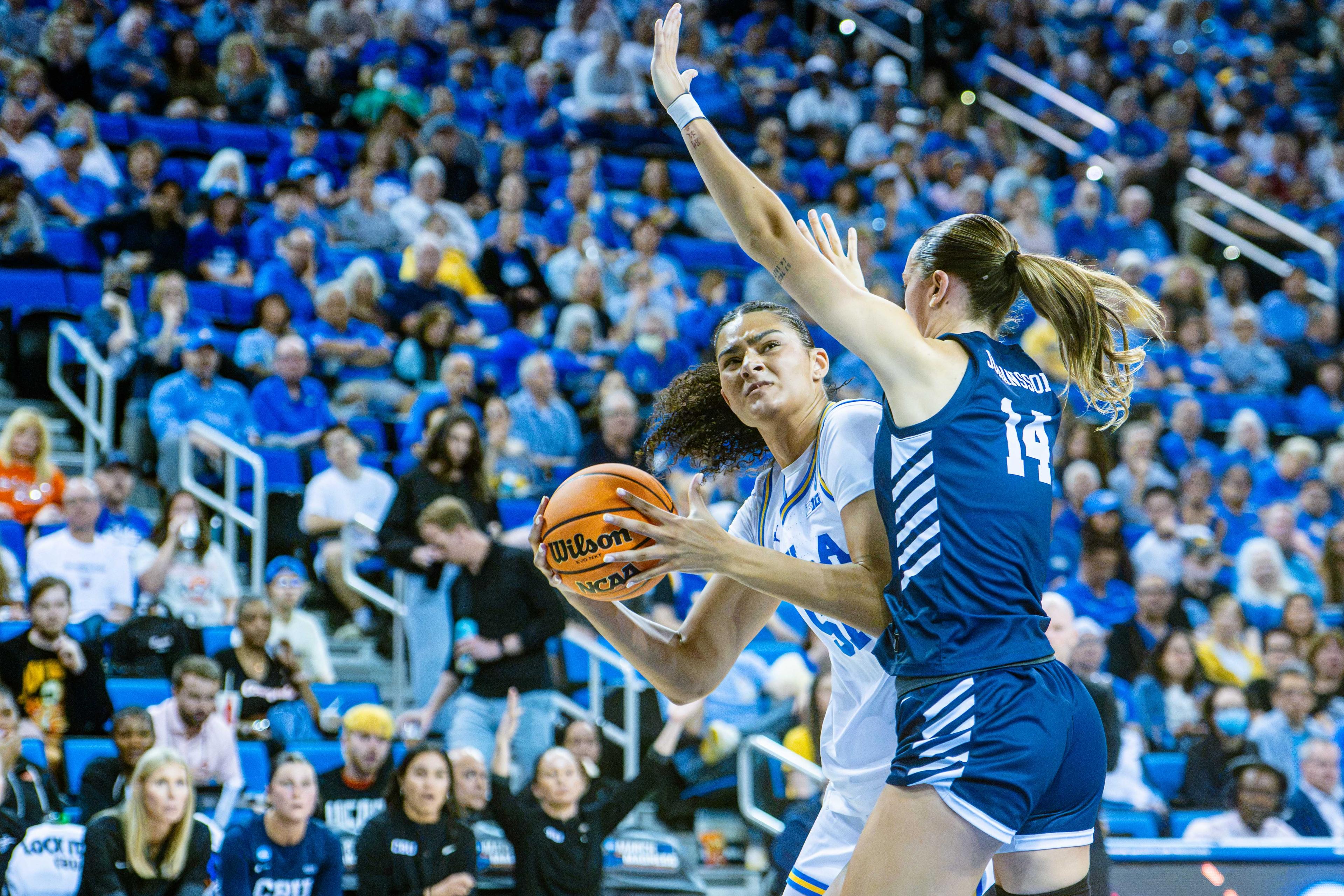 Lauren Betts takes home 2026 Collegiate Woman Athlete of the Year award